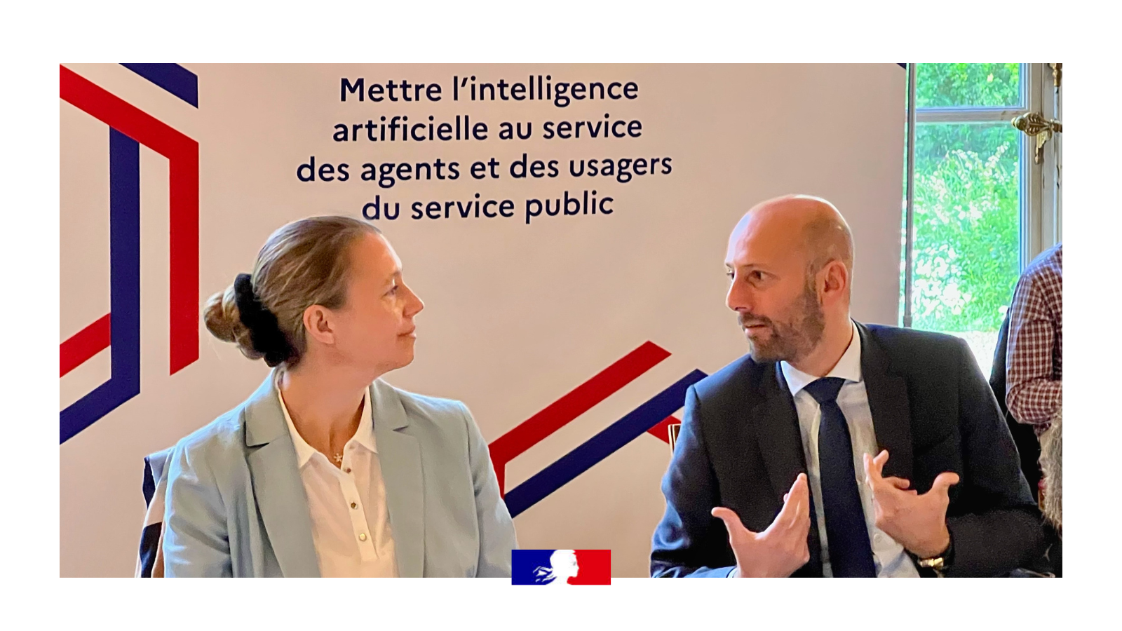 Photo de Stéphanie Schaer, directrice de la DINUM et Stanislas Guerini, ministre de la transformation et de la fonction publiques, entrain de discuter pendant l’événement.